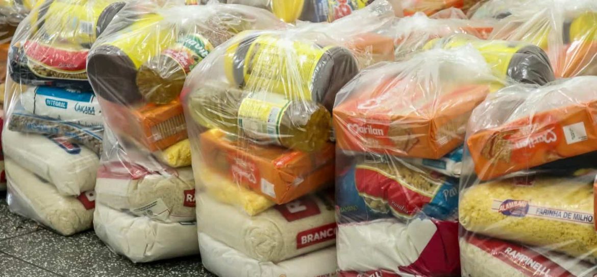 Cesta básica barateia em agosto, mas inflação em 12 meses é de 25,9%